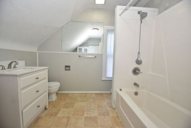 Building Photo - Near Downtown South Bend 3 bedroom home