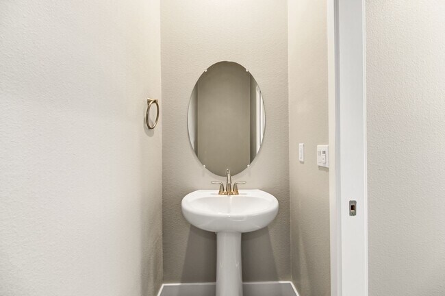 Building Photo - Move-In Special! Beautiful Alkali Flat Ren...