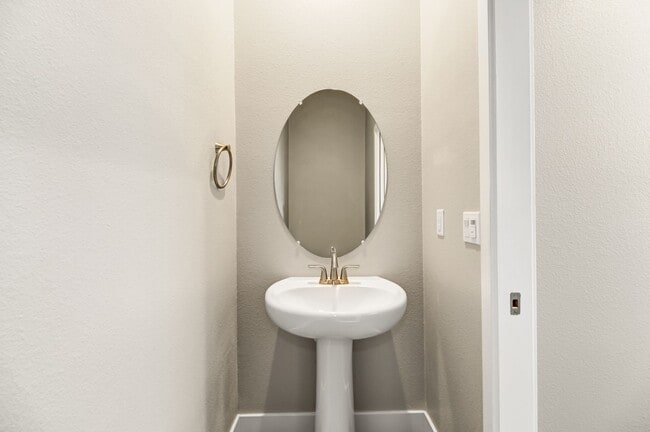 Building Photo - Stunning Alkali Flat Residence: Half Month Free With Move-In by 02/01/2026