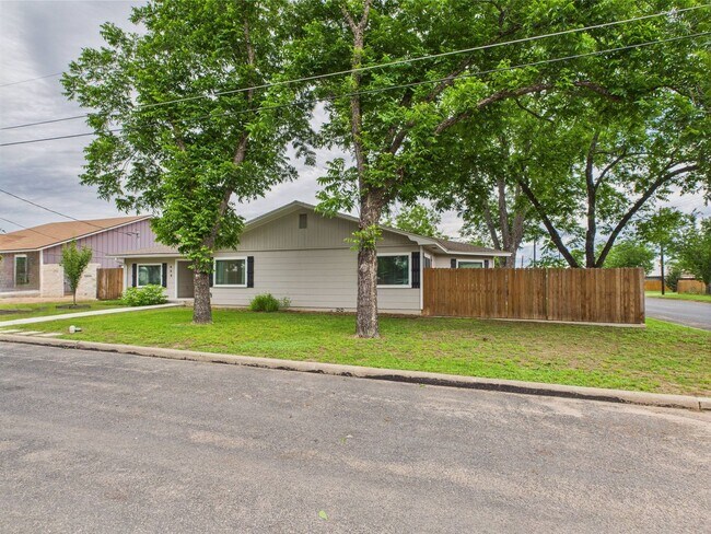 Building Photo - Charming 3-Bedroom Retreat with 2 Full Baths in the Heart of Fredericksburg!