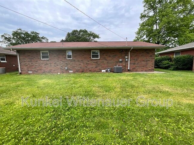 Building Photo - 304 S Hilgard St