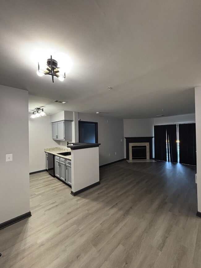 Building Photo - 8961 Town Center Cir