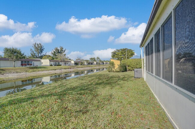 Building Photo - 122 Lake Rebecca Dr