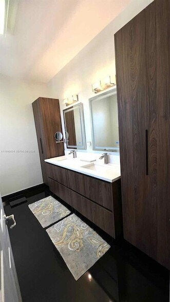 Building Photo - 6923 Julia Gardens Dr