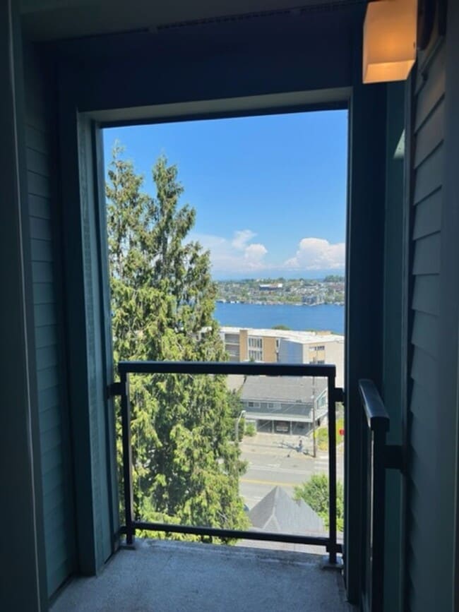 Building Photo - Ideally Located Seattle Open 1 Bed Unit w/ Breathtaking Views!