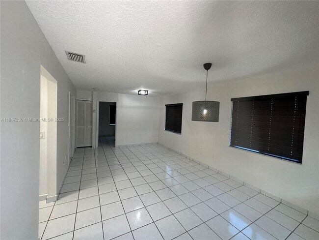 Building Photo - 8719 SW 38th St