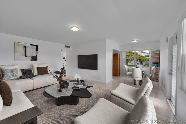 Building Photo - 486 Fanshaw L