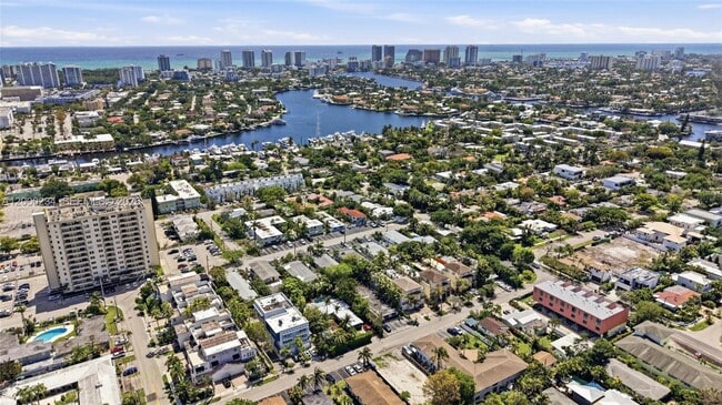 Building Photo - 832 N Victoria Park Rd