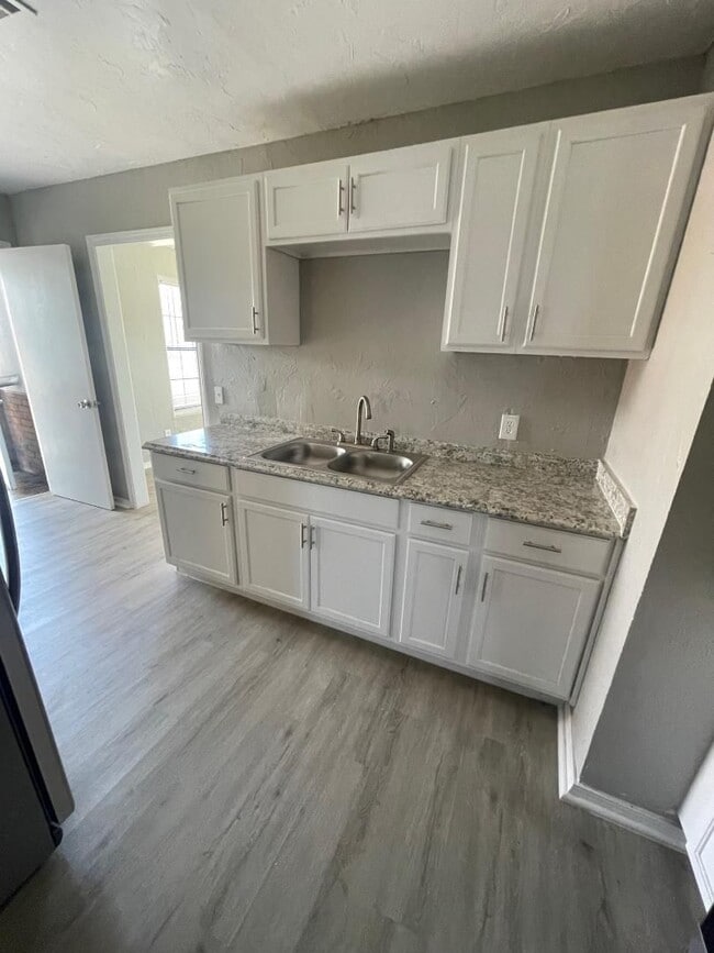 Building Photo - ADORABLE 2 BEDROOM DUPLEX FOR LEASE