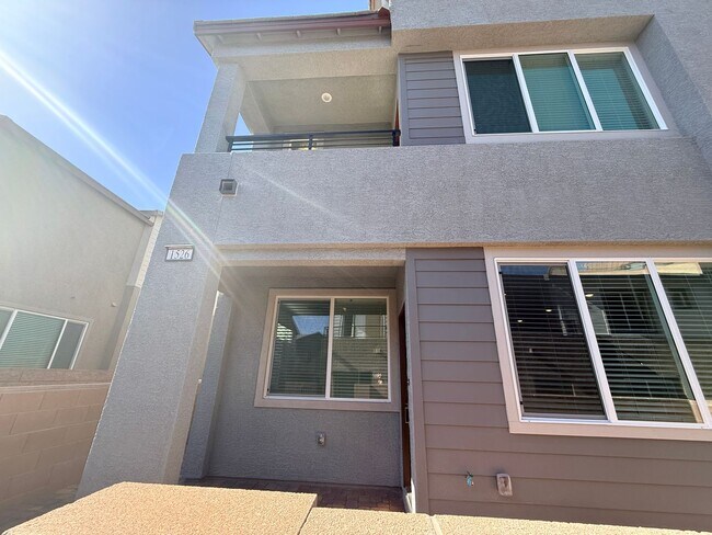 Building Photo - Brand new, never-lived-in Lennar corner end-unit townhome offering exceptional natural light thro...