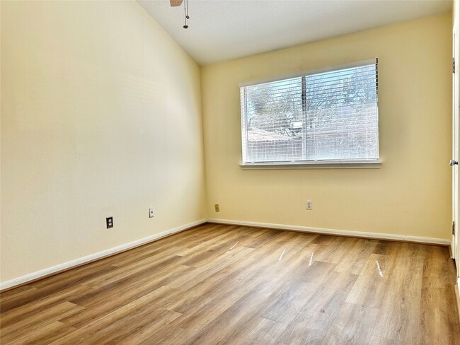 Building Photo - 15503 Town Green Dr