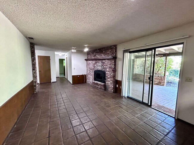 Building Photo - Three Bedroom Two Bathroom Home in Rescue