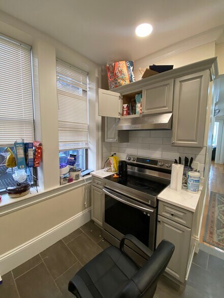 Building Photo - 913 Boylston St