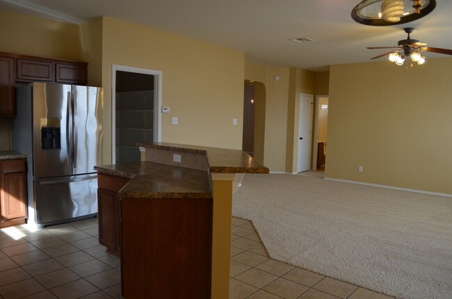 Building Photo - HUGE 5 BEDROOM HOME IN SAVANNAH HEIGHTS!