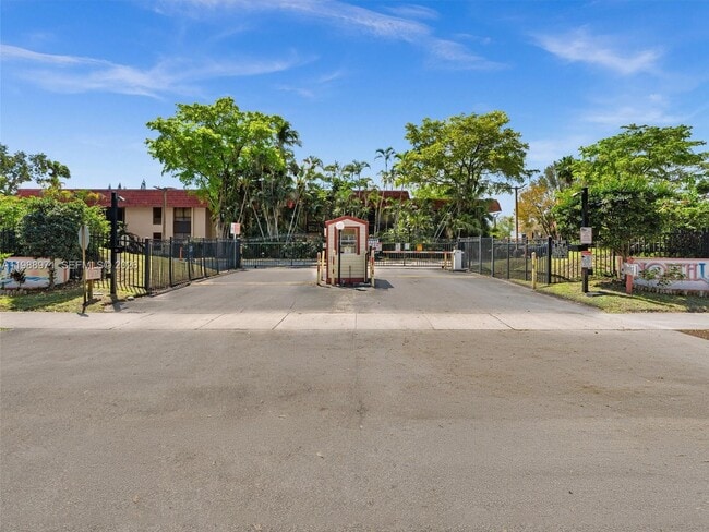 Building Photo - 770 NE 199th St