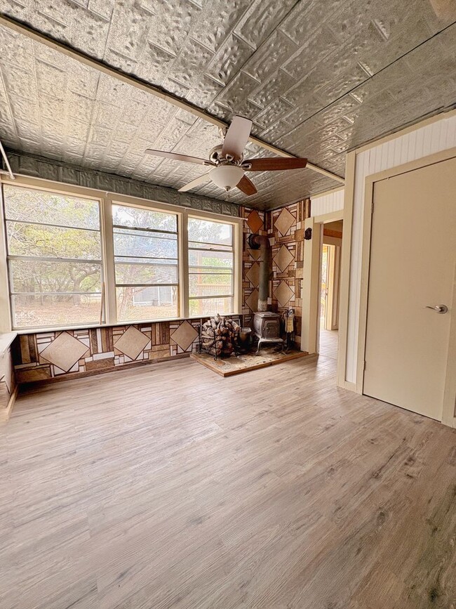 Building Photo - Charming Two-Bedroom, One-Bath