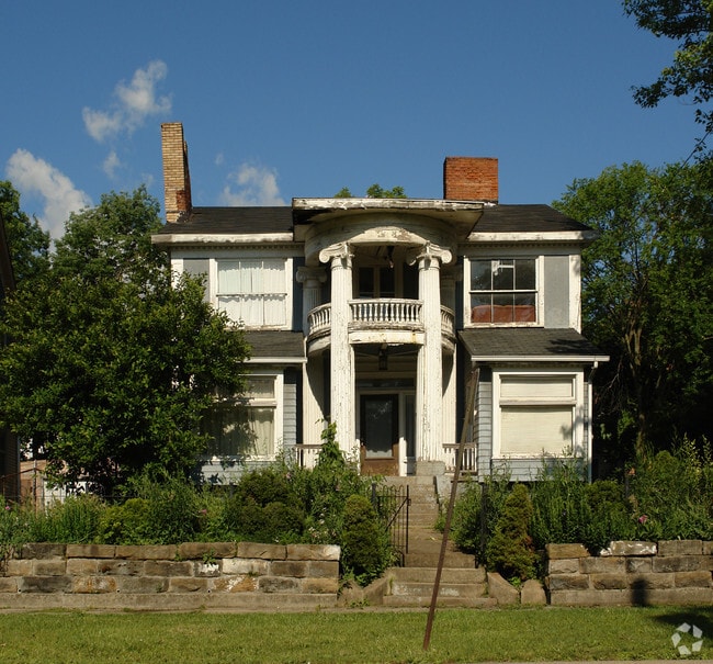 Building Photo - 1336 Elm St