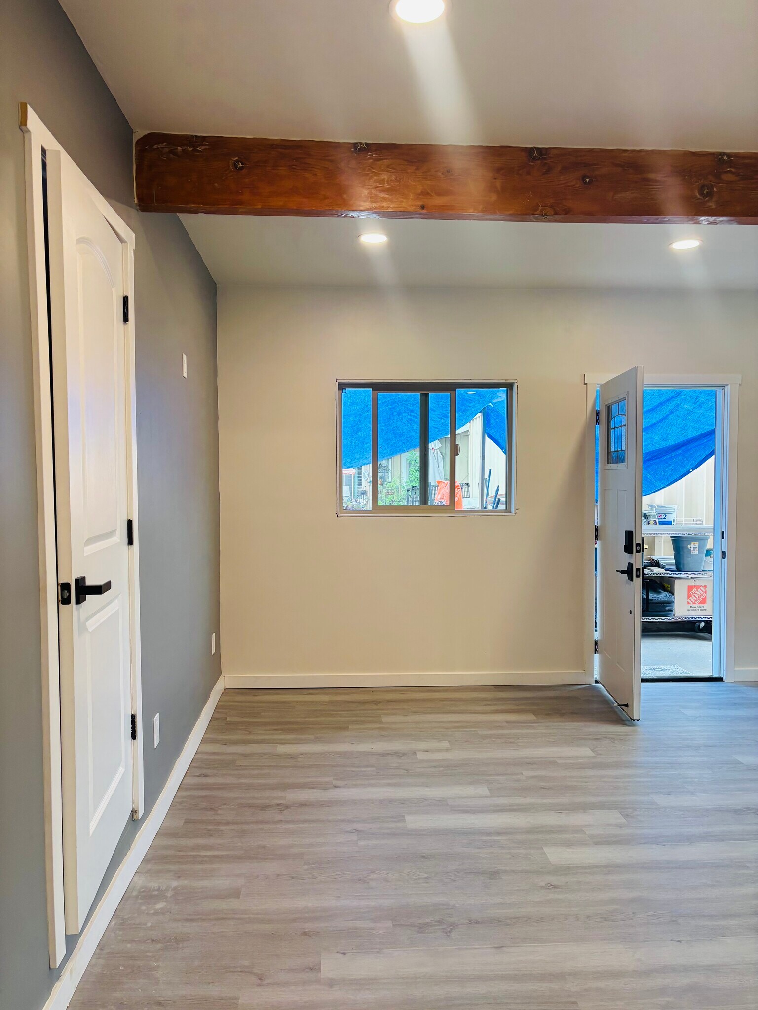 Building Photo - 1550 N Cypress Ave