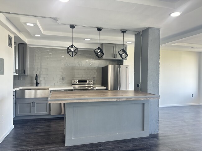 Building Photo - 44 Strawberry Hill Ave