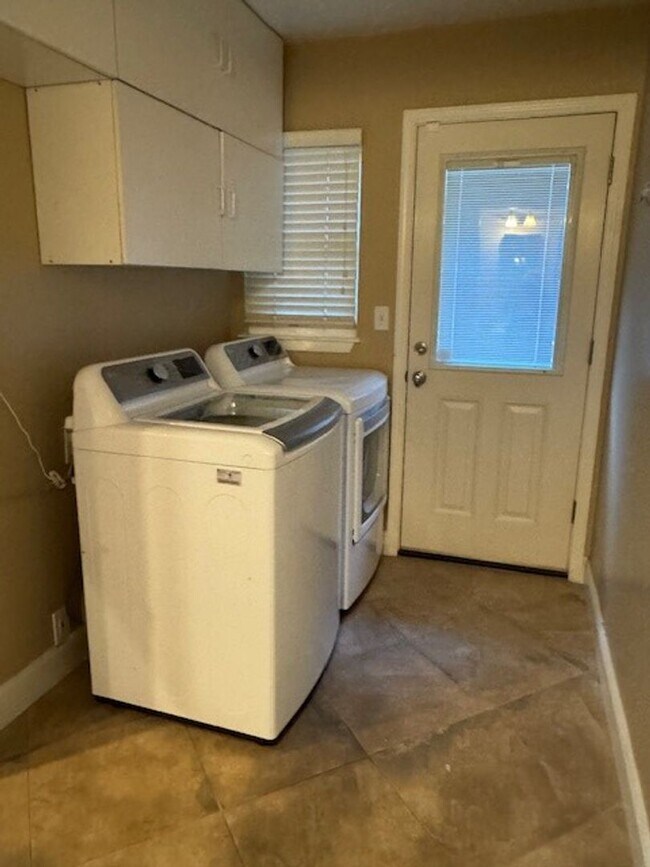 Building Photo - Beautiful Willow Glen 3 Bedroom 2.5 Bath Home.  Located in a desirable neighborhood.