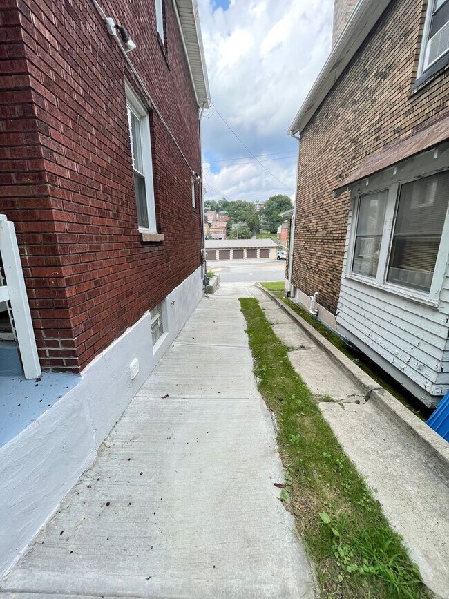 Building Photo - Entirely Remodeled 3 Bedroom, 1 Bathroom i...