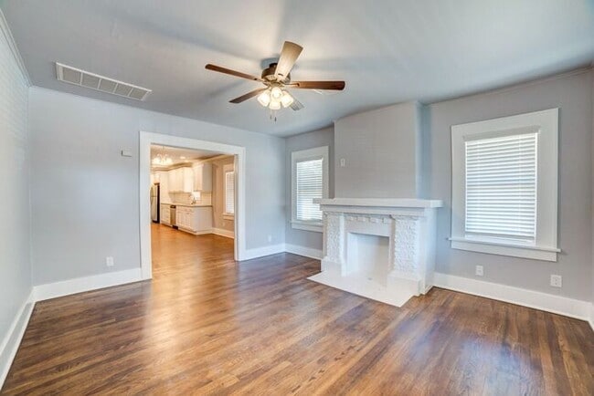 Building Photo - Classic Charm With All New Amenities 3/2 House!