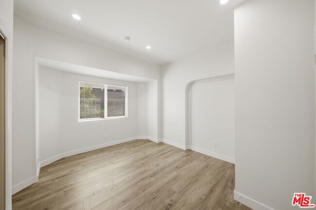 Building Photo - 2910 S Budlong Ave