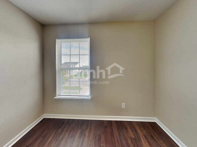 Building Photo - 1622 Carriage Cir