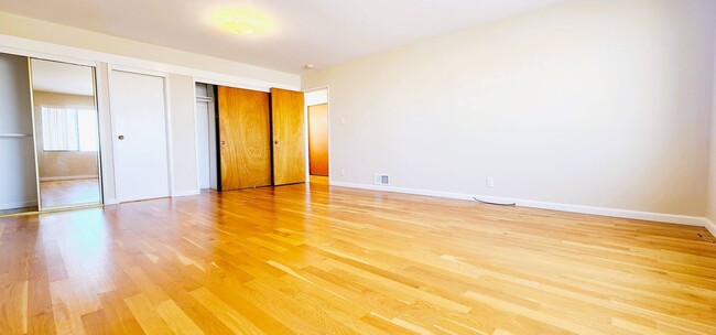 Building Photo - SUPER SPACIOUS, 3 LEVELS, 3 BONUS Rooms-SI...