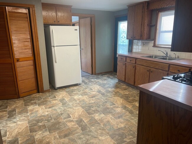 Building Photo - comfortable and convenient : 3-bedroom, 1-...