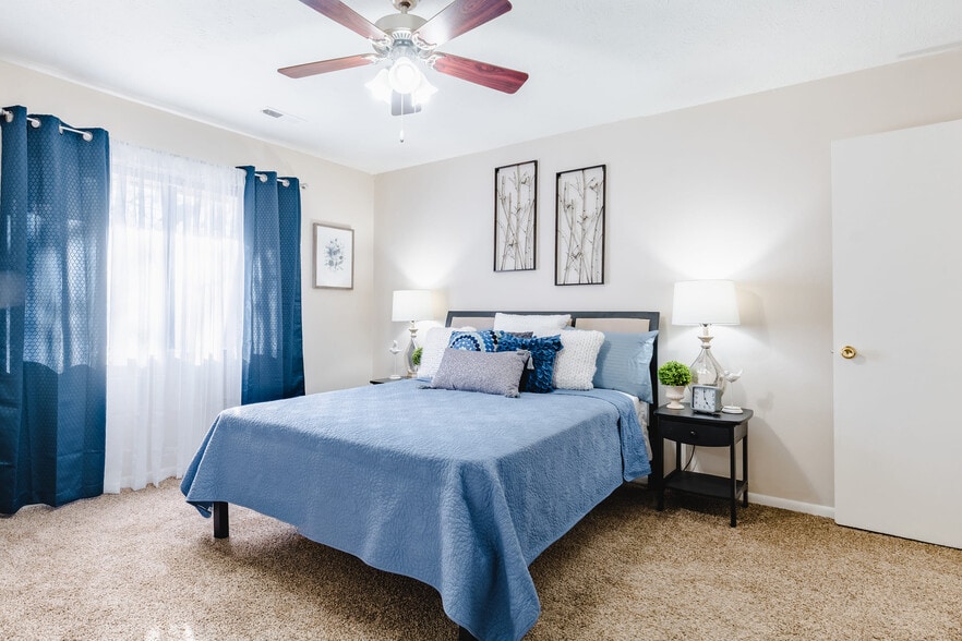 Spacious Principal Bedroom - Park on Center