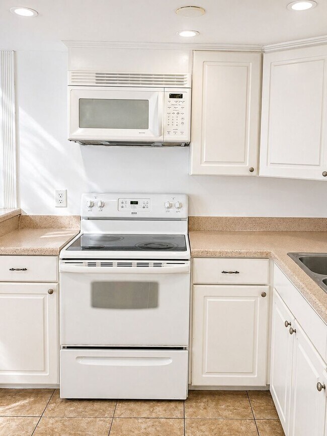 Building Photo - Welcome to Tampa Racquet Club – Where Comfort Meets Convenience!