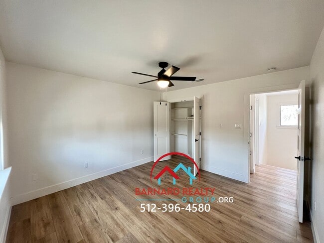 Building Photo - Country Living At It's Finest!