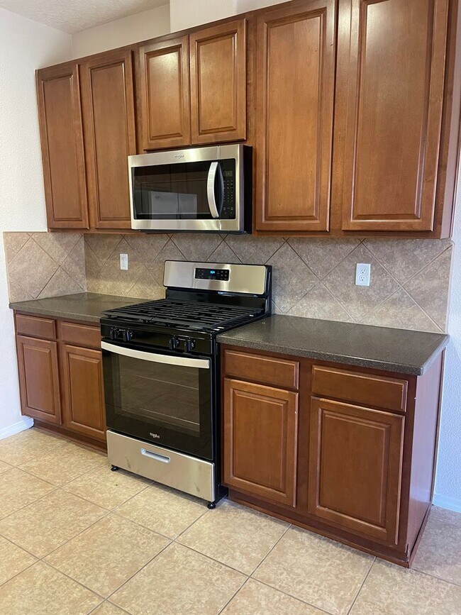 Building Photo - Pristine 4 bdr, 2 1/2 bath w/2 car garage ...