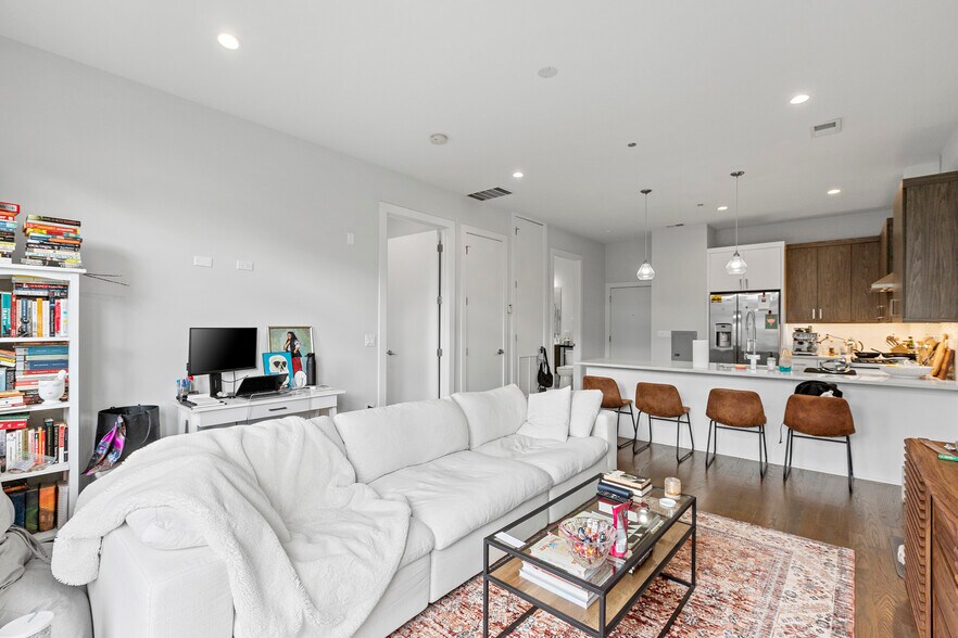 Building Photo - 2217 W Madison St