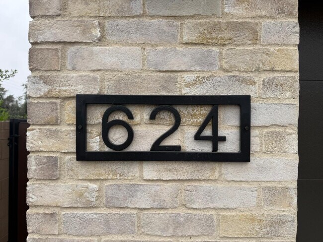 Building Photo - 624 N Vine St