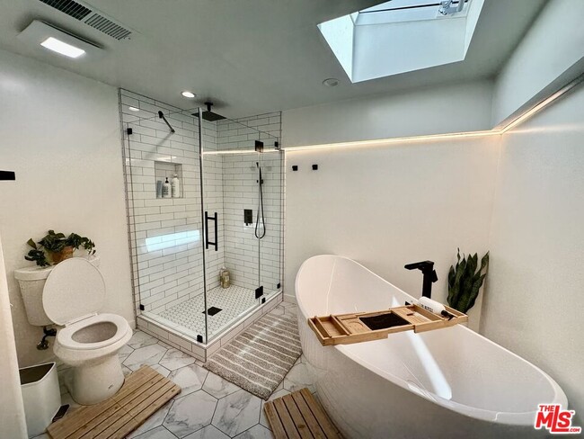 Building Photo - 22428 Victory Blvd