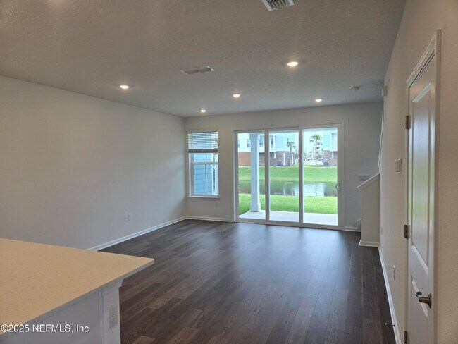 Building Photo - 207 Brandon Lks Dr