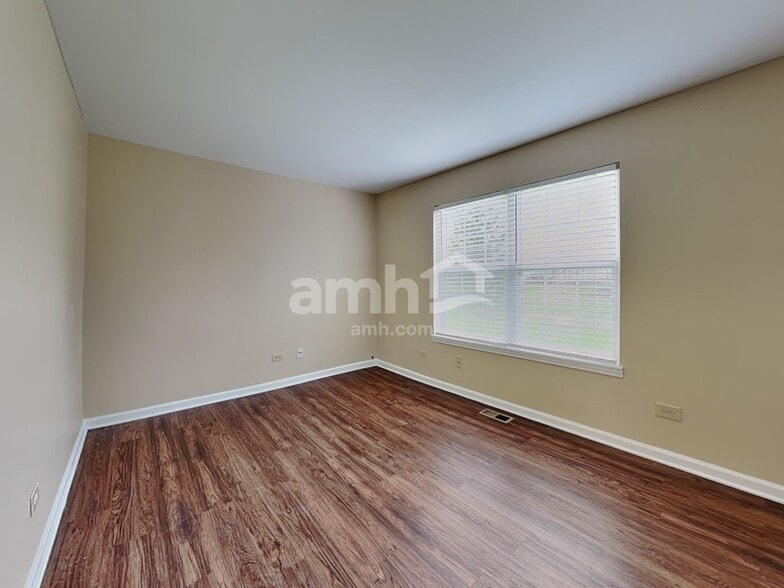 Building Photo - 4609 Vista Dr