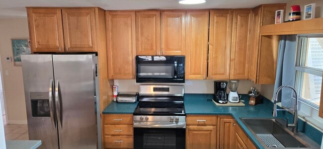 Building Photo - 1735 Bahama Dr