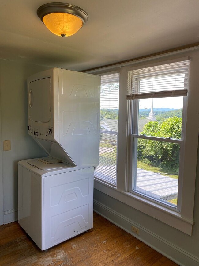 Building Photo - Woodfin - 1920's Cottage