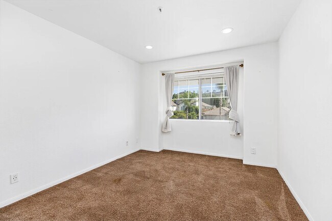 Building Photo - 1323 Greenway Rise