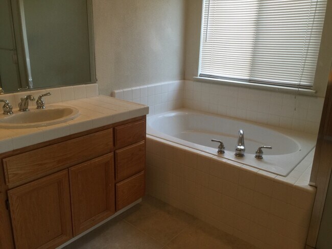 Building Photo - 2340 Pacifica Ct