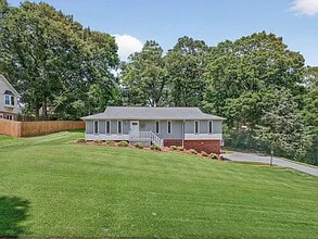 Building Photo - 3 Bedroom 2 Bathroom