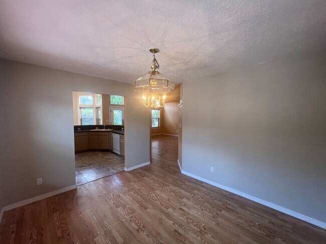 Building Photo - 3 Bedroom Home Available in Tanoan Near Ac...