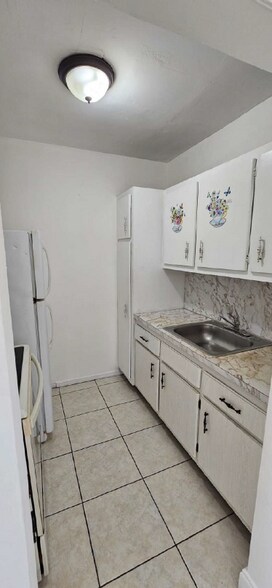 Building Photo - 230 SW 11th Ave