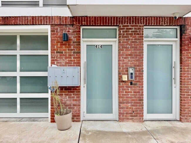 Building Photo - 414 1st St