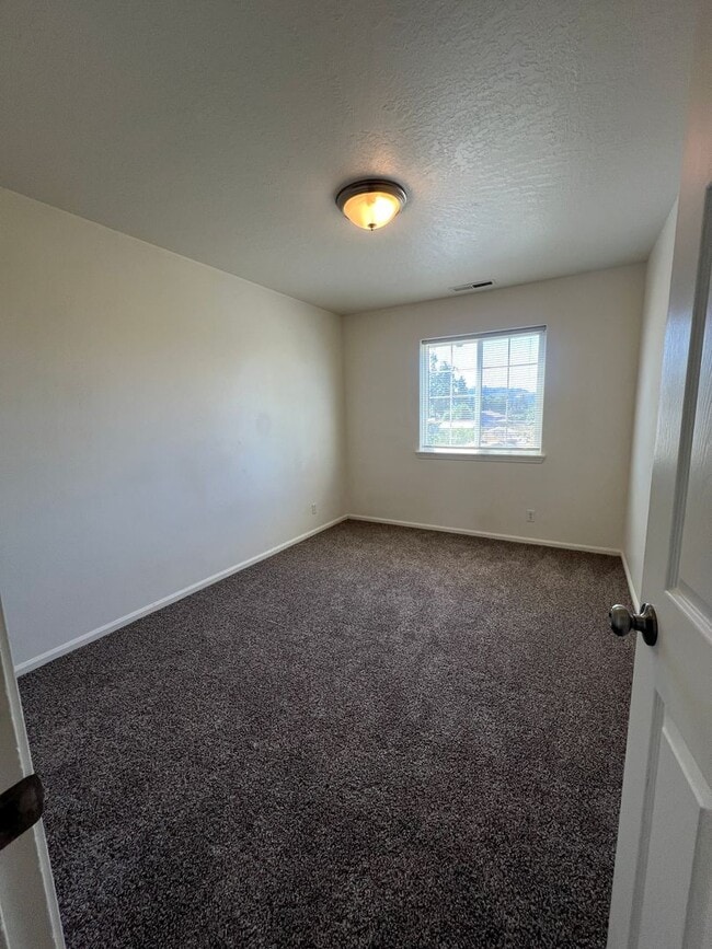 Building Photo - 3 Bedroom 2 Bath Duplex in Springfield on a cul-de-sac