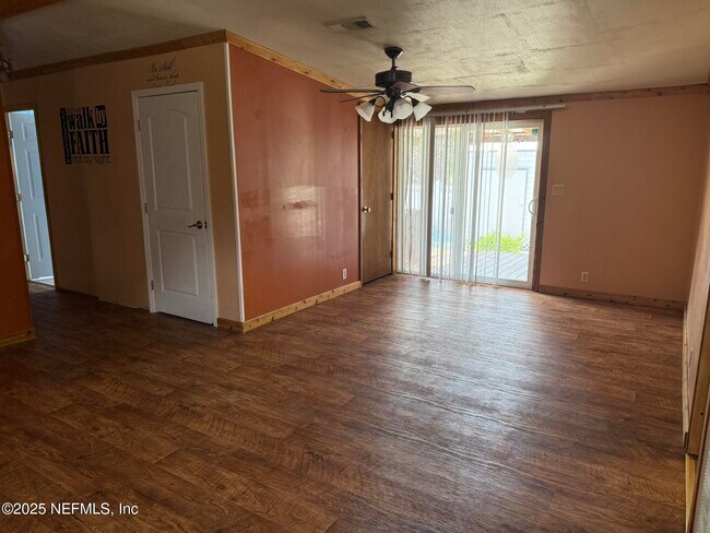 Building Photo - 822 Dawn Ave