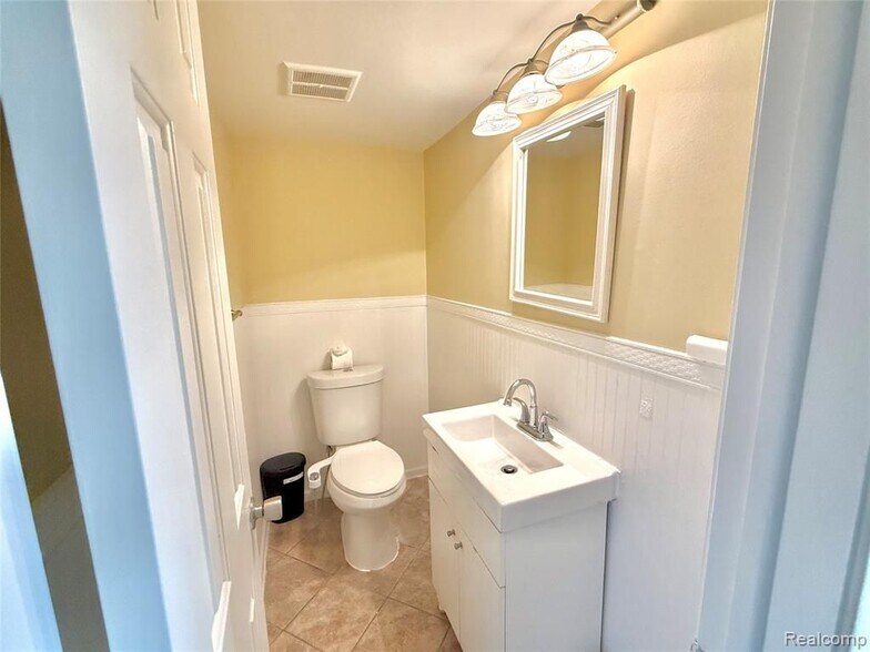 Building Photo - 44563 Savery Dr